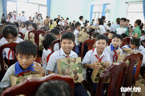 Những phần quà trung thu nghĩa tình cho học sinh vượt khó tại Tây Ninh - Ảnh 8. Hơn 200 em học sinh đã đến UBND xã Thành Long, tỉnh Tây Ninh để nhận học bổng và quà - Ảnh: PHƯƠNG QUYÊN