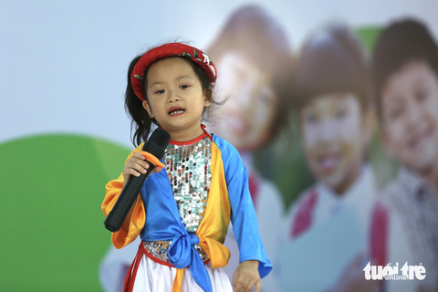 Những phần quà trung thu nghĩa tình cho học sinh vượt khó tại Tây Ninh - Ảnh 9. Con em nông dân tham gia văn nghệ tại buổi trao quà sáng 10-9 - Ảnh: PHƯƠNG QUYÊN