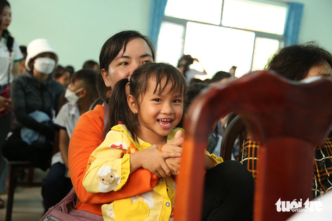 Những phần quà trung thu nghĩa tình cho học sinh vượt khó tại Tây Ninh - Ảnh 10. Đây là chương trình đầy nghĩa cử nhân văn, phần thưởng các em nhận hôm nay không chỉ có ý nghĩa về vật chất mà còn là sự cổ vũ tinh thần - Ảnh: PHƯƠNG QUYÊN