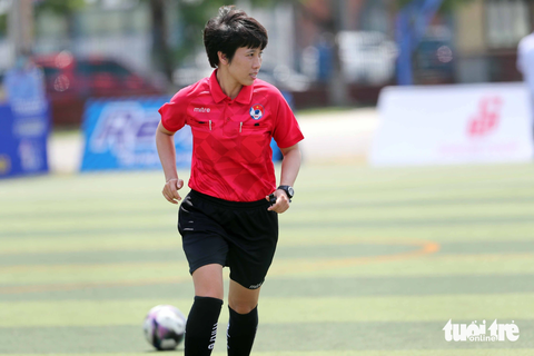 Ấn tượng hình ảnh nữ trọng tài FIFA tại Giải bóng đá công nhân toàn quốc - Ảnh 3. Sự có mặt của trọng tài FIFA Elite Bùi Thị Thu Trang đã nâng chất lượng của Giải vô địch Bóng đá công nhân toàn quốc 2023 - Ảnh: NGUYÊN KHÔI