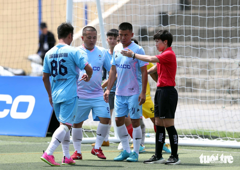 Nữ trọng tài FIFA ấn tượng khi làm nhiệm vụ tại Giải công nhân toàn quốc - Ảnh 2. Trọng tài Bùi Thị Thu Trang luôn thể hiện được cái uy trước các cầu thủ nam - Ảnh: NGUYÊN KHÔI