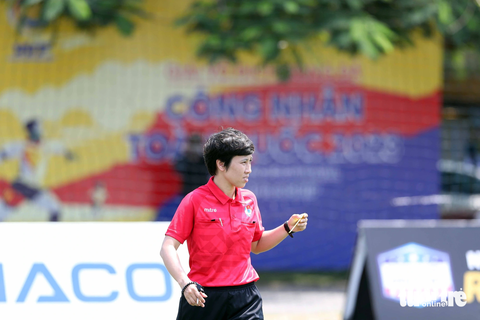 Nữ trọng tài FIFA ấn tượng khi làm nhiệm vụ tại Giải công nhân toàn quốc - Ảnh 1. Nữ trọng tài FIFA Bùi Thị Thu Trang làm nhiệm vụ tại Giải vô địch bóng đá Công nhân toàn quốc 2023 - Ảnh: NGUYÊN KHÔI