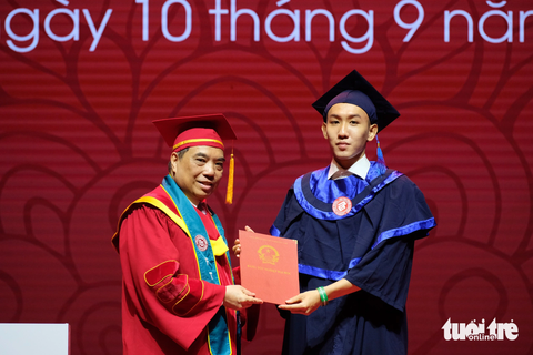 Gần 70% sinh viên Trường đại học Ngoại thương tốt nghiệp loại giỏi, xuất sắc - Ảnh 2. PGS.TS Bùi Anh Tuấn, hiệu trưởng Trường đại học Ngoại thương, trao bằng tốt nghiệp cho tân cử nhân Lê Nhật Hoàng - thủ khoa tốt nghiệp chương trình tiên tiến Kinh tế đối ngoại khóa 58, điểm GPA 3.98/4.0 - Ảnh: NGUYÊN BẢO