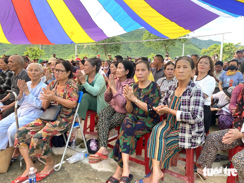 Vụ phụ huynh thôn Nam Yên không đồng ý sáp nhập, sẽ thẩm định lại điểm trường - Ảnh 1. Rất đông người dân và phụ huynh thôn Nam Yên dự đối thoại ngày 10-9 - Ảnh: ĐOÀN NHẠN