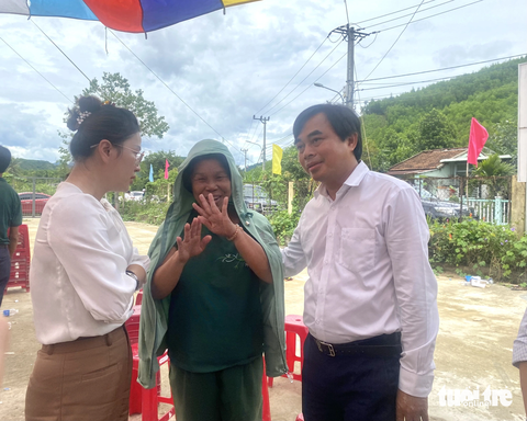 Vụ phụ huynh thôn Nam Yên không đồng ý sáp nhập, sẽ thẩm định lại điểm trường - Ảnh 3. Ông Tô Văn Hùng, bí thư Huyện ủy Hòa Vang, tìm hiểu trực tiếp các hoàn cảnh khó khăn, không thể đưa đón con em đến trường mới và đưa ra giải pháp hỗ trợ - Ảnh: ĐOÀN NHẠN