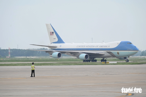 Chuyên cơ Không lực 1 (Air Force One) hạ cánh xuống sân bay Nội Bài chiều 10-9 - Ảnh: HỒNG QUANG Chuyên cơ Không lực 1 (Air Force One) hạ cánh xuống sân bay Nội Bài chiều 10-9 - Ảnh: HỒNG QUANG