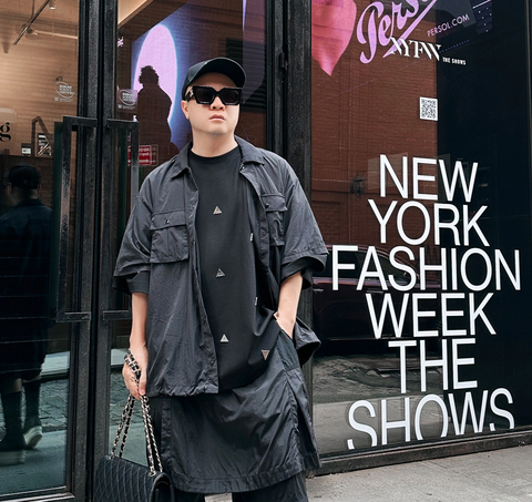Nhà thiết kế Đỗ Mạnh Cường đang hoàn tất những khâu cuối cùng cho show diễn tại New York - Ảnh: KIẾNG CẬN TEAM Nhà thiết kế Đỗ Mạnh Cường đang hoàn tất những khâu cuối cùng cho show diễn tại New York - Ảnh: KIẾNG CẬN TEAM