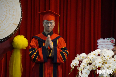 Học viên Thích Đạo Tấn trong lúc nhận bằng tiến sĩ Phật học đầu tiên tại Học viện Phật giáo Việt Nam tại Hà Nội - Ảnh: T.ĐIỂU Học viên Thích Đạo Tấn trong lúc nhận bằng tiến sĩ Phật học đầu tiên tại Học viện Phật giáo Việt Nam, Hà Nội - Ảnh: T.ĐIỂU