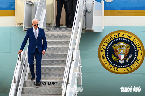 Tổng thống Mỹ Joe Biden bước ra khỏi Chuyên cơ Không lực 1 (Air Force One) tại sân bay Nội Bài chiều 10-9 - Ảnh: HỒNG QUANG Tổng thống Mỹ Joe Biden bước ra khỏi chuyên cơ Không lực 1 (Air Force One) tại sân bay Nội Bài chiều 10-9 - Ảnh: HỒNG QUANG