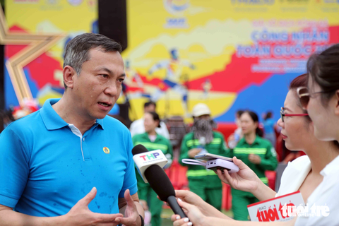 Chủ tịch VFF làm trưởng đoàn môn bóng đá nam và nữ AFC tại Asiad 19 - Ảnh 1. Chủ tịch VFF Trần Quốc Tuấn trả lời phỏng vấn ở lễ khai mạc vòng loại Giải vô địch bóng đá công nhân toàn quốc 2023 khu vực 1 Hải Phòng - Ảnh: N.K