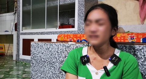 Tạm giữ hình sự nghi phạm hành hạ bé gái ở Cà Mau - Ảnh 1. Bé V. khóc kể lại những ngày tháng kinh hoàng khi ở làm thuê cho bà Kiểu - Ảnh cắt từ clip