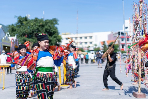 Trình diễn trích đoạn lễ hội Chá Mùn của người Thái đen (Thanh Hóa) tại Ngày hội Văn hóa các dân tộc miền Trung lần thứ IV ở Quy Nhơn (Bình Định) - Ảnh: KIM SƠN Trình diễn trích đoạn lễ hội Chá Mùn của người Thái đen (Thanh Hóa) tại Ngày hội văn hóa các dân tộc miền Trung lần thứ 4 ở Quy Nhơn (Bình Định) - Ảnh: KIM SƠN