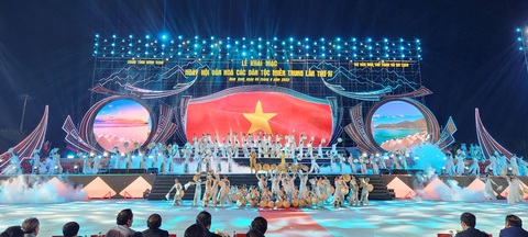 Sắc màu Ngày hội Văn hóa các dân tộc miền Trung lần thứ IV - Ảnh: SỸ NGUYÊN Sắc màu Ngày hội văn hóa các dân tộc miền Trung lần thứ 4 - Ảnh: SỸ NGUYÊN