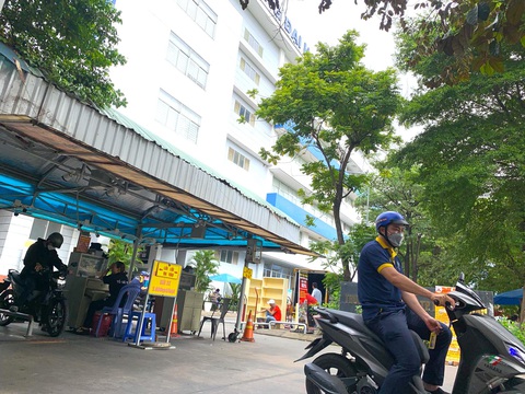 Trường bất ngờ di dời cơ sở, sinh viên hoang mang - Ảnh 1. Trường đại học Mở TP.HCM đang di dời vật dụng để trả lại cơ sở Nguyễn Kiệm - Ảnh: TRẦN HUỲNH