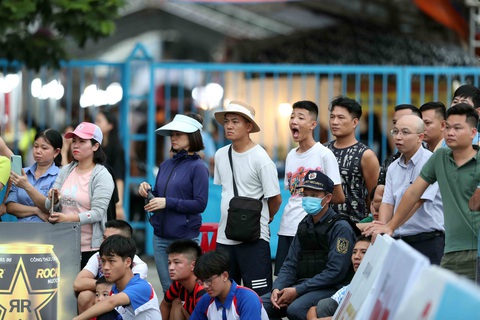 Cúp vô địch Giải bóng đá công nhân toàn quốc 2023 ở lại Hải Phòng - Ảnh 9. Khán giả đội mưa, nắng đến cổ vũ trận chung kết - Ảnh: NGUYÊN KHÔI