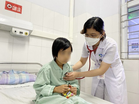 Cẩn thận trẻ nhỏ bị cường giáp đe dọa tính mạng - Ảnh 1. Thăm khám cho bệnh nhi bị cường giáp - Ảnh: BVCC