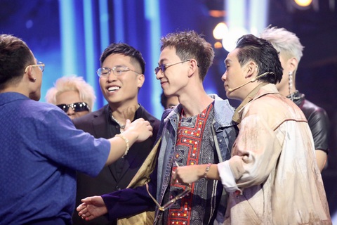 Doutbe 2T trong vòng tay của bạn bè - Ảnh: PHƯƠNG QUYÊN Double2T trong vòng tay của bạn bè - Ảnh: PHƯƠNG QUYÊN