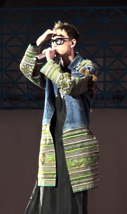 Quán quân Rap Việt Double2T 'chạy show' đầu tiên cùng B Ray, 24K.Right - Ảnh 3. "Người miền núi chất" Double2T khuấy động không khí cực thành công với bản "rap hit" À Lôi