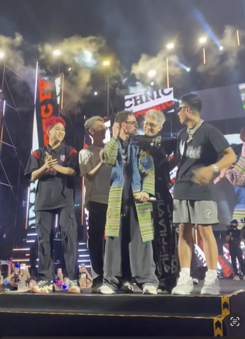 Quán quân Rap Việt Double2T 'chạy show' đầu tiên cùng B Ray, 24K.Right - Ảnh 4. B Ray, 24K.Right, Masew nhún nhảy phụ họa phần trình diễn của rapper gốc Tuyên Quang
