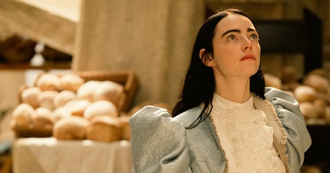 Tạo hình trong phim Poor Things của Emma Stone, người từng giành giải Nữ diễn viên chính xuất sắc tại Oscar với phim La La Land - Ảnh: NBC News Tạo hình trong phim Poor Things của Emma Stone, người từng giành giải Nữ diễn viên chính xuất sắc tại Oscar với phim La La Land - Ảnh: NBC News