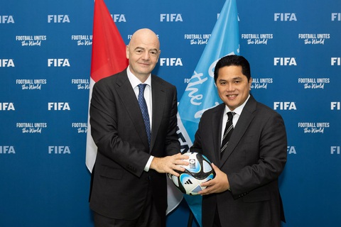 Indonesia chất vấn AFF về trận thua Việt Nam ở chung kết U23 Đông Nam Á - Ảnh 1. Chủ tịch PSSI Thohir (phải) cho biết Indonesia sẽ giảm tải các giải đấu không thuộc FIFA - Ảnh: FIFA