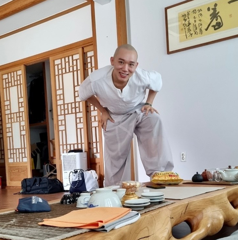 Hàn Quốc: Nhà sư "đẹp như hoa" thu hút giới trẻ đến chùa - Ảnh 2. Tài khoản Instagram với biệt danh "kkot seunim" (thầy tu hoa) có hơn 23.000 người theo dõi - Ảnh: INSTAGRAM