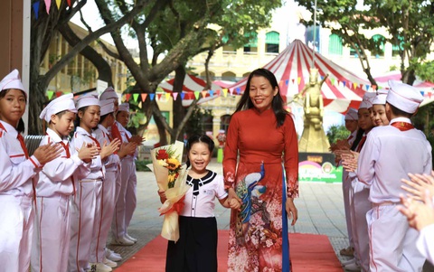 Cô trò Trường tiểu học Phù Đổng (Đà Nẵng) trong ngày khai giảng năm học mới - Ảnh: ĐOÀN NHẠN Cô trò Trường tiểu học Phù Đổng (Đà Nẵng) trong ngày khai giảng năm học mới - Ảnh: ĐOÀN NHẠN