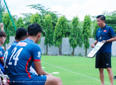 Chủ tịch VFF làm trưởng đoàn môn bóng đá nam và nữ AFC tại Asiad 19 - Ảnh 2. HLV Hoàng Anh Tuấn với đội tuyển Olympic Việt Nam - Ảnh: VFF