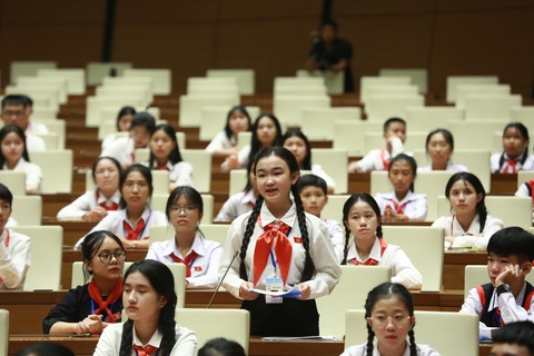 Thú vị thiếu nhi đóng vai Chủ tịch, phó chủ tịch Quốc hội trẻ em - Ảnh 3. Hoàng Trà My làm "đại biểu Quốc hội" - Ảnh: BẢO KHANH