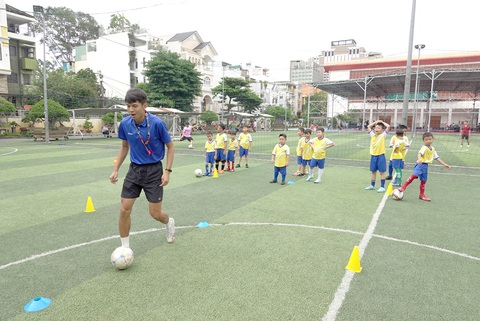Ngoài việc cho con theo học các môn kiến thức, nhiều cha mẹ cũng đầu tư vào các môn năng khiếu như nhạc, họa, đặc biệt là thể thao để trang bị cho con tốt hơn. Trong ảnh: một lớp học năng khiếu bóng đá tại Q.5, TP.HCM - Ảnh minh họa: NHƯ HÙNG Ngoài việc cho con theo học các môn kiến thức, nhiều cha mẹ cũng đầu tư vào các môn năng khiếu như nhạc, họa, đặc biệt là thể thao để trang bị cho con tốt hơn. Trong ảnh: một lớp học năng khiếu bóng đá tại Q.5, TP.HCM - Ảnh minh họa: NHƯ HÙNG