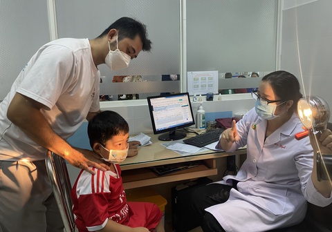 Trẻ bị đau mắt đỏ được phụ huynh đưa đi khám tại Bệnh viện Nhi đồng 2 (TP.HCM) - Ảnh: X.MAI Trẻ bị đau mắt đỏ được phụ huynh đưa đi khám tại Bệnh viện Nhi đồng 2 (TP.HCM) - Ảnh: X.MAI