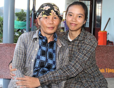 Mẹ ráng, con cũng sẽ ráng để hiện thực ước mơ đến giảng đường - Ảnh: TRẦN MAI Mẹ ráng, con cũng sẽ ráng để hiện thực ước mơ đến giảng đường - Ảnh: TRẦN MAI