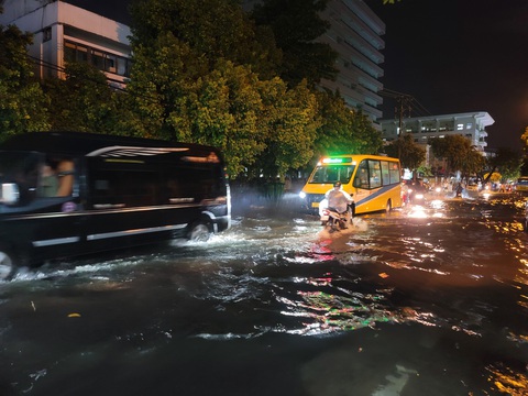 Mưa kéo dài 1 tiếng, điểm nóng ngập lụt Đà Nẵng đã lênh láng nước - Ảnh 5. Đường phố Đà Nẵng lênh láng nước gợi lại ký ức đêm mưa lớn lịch sử 14-10-2022 - Ảnh: NH.HỮU