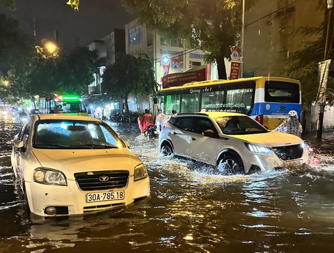 Mưa kéo dài 1 tiếng, điểm nóng ngập lụt Đà Nẵng đã lênh láng nước - Ảnh 1. Cơn mưa kéo dài chỉ 1 tiếng tối 10-9 đã khiến nhiều tuyến đường tại Đà Nẵng lênh láng nước - Ảnh: H.LÊ
