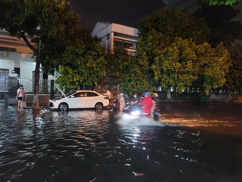 Mưa kéo dài 1 tiếng, điểm nóng ngập lụt Đà Nẵng đã lênh láng nước - Ảnh 2. Đường Quang Trung đoạn gần nhà tang lễ Đà Nẵng vẫn ngập dù mưa ngừng hơn 30 phút - Ảnh: TR.TRUNG