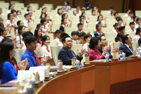 Thú vị thiếu nhi đóng vai Chủ tịch, phó chủ tịch Quốc hội trẻ em - Ảnh 1. Chủ tịch Quốc hội Vương Đình Huệ đến dự phiên họp giả định "Quốc hội trẻ em" lần thứ nhất, năm 2023 - Ảnh: BẢO KHANH