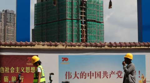 Tài chính bết bát, doanh nghiệp bất động sản Trung Quốc nợ hàng tỉ USD tiền lương và thanh toán - Ảnh 1. Ngành bất động sản đóng góp cho 30% GDP Trung Quốc - Ảnh: REUTERS