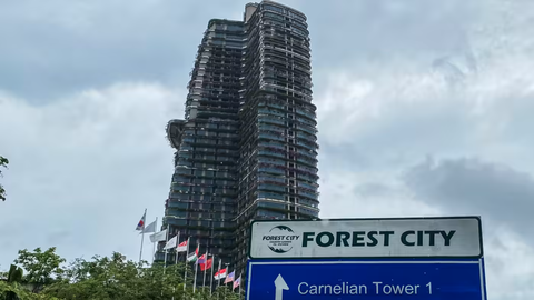 Một tòa tháp dân cư đang trong quá trình xây dựng tại khu dự án Forest City ở bang Johor, Malaysia - Ảnh: NIKKEI ASIA Một tòa tháp dân cư đang trong quá trình xây dựng tại khu dự án Forest City ở bang Johor, Malaysia - Ảnh: NIKKEI ASIA