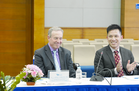 Giáo sư Jeffrey S. Glenn, Viện trưởng Viện nghiên cứu Vi sinh & Chống dịch Stanford tại lễ ký kết. Ảnh: Đ.H Giáo sư Jeffrey S. Glenn - viện trưởng Viện nghiên cứu vi sinh & chống dịch Stanford - tại lễ ký kết - Ảnh: Đ.H