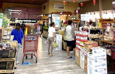 Hàng Việt được bán tại một siêu thị ở thành phố Garden Grove, bang California, Mỹ - Ảnh: ĐỨC CƯỜNG Hàng Việt được bán tại một siêu thị ở thành phố Garden Grove, bang California, Mỹ - Ảnh: ĐỨC CƯỜNG