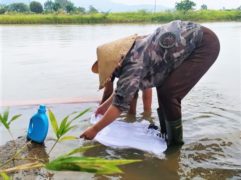 Cuộc sống đảo lộn vì thiếu nước sạch - Ảnh 4. Do thiếu nguồn nước sinh hoạt nên người dân xã Thuận Lộc phải mang áo quần ra kênh giặt giũ - Ảnh: L.M.