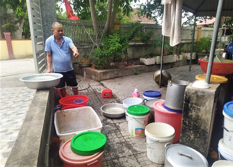Cuộc sống đảo lộn vì thiếu nước sạch - Ảnh 6. Gia đình ông Kiều Đình Trung dùng rất nhiều vật dụng trữ nước mỗi khi nhà máy cấp nước trở lại - Ảnh: L.M