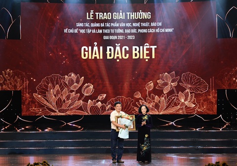 Trưởng Ban Tổ chức Trung ương Trương Thị Mai trao giải đặc biệt cho đại diễn nhóm tác giả - Ảnh: T.ĐIỂU Trưởng Ban Tổ chức Trung ương Trương Thị Mai (phải) trao giải đặc biệt cho đại diện nhóm tác giả - Ảnh: T.ĐIỂU