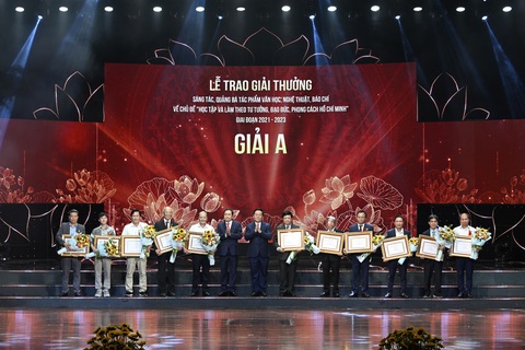 Trưởng ban Tuyên giáo Trung ương trao giải A cho các tác giả - Ảnh: T.ĐIỂU Trưởng Ban Tuyên giáo Trung ương trao giải A cho các tác giả - Ảnh: T.ĐIỂU