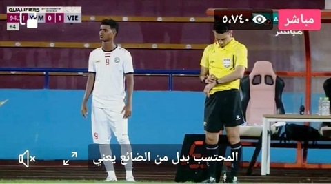 Cổ động viên Yemen 'nổi điên' với pha thay người kỳ lạ ở trận thua U23 Việt Nam - Ảnh 1. Khoảnh khắc thay người kỳ lạ của HLV Miroslav Soukup bị các cổ động viên Yemen chỉ trích - Ảnh chụp màn hình