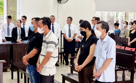 Chỉ có 4 bị cáo tại ngoại có mặt tại tòa sáng 11-9, 13 bị cáo còn lại chưa có mặt do chưa hoàn thành thủ tục trích xuất từ trại tạm giam của Bộ Công an - Ảnh: BÁ SƠN Chỉ có 4 bị cáo tại ngoại có mặt tại tòa sáng 11-9, 13 bị cáo còn lại chưa có mặt do chưa hoàn thành thủ tục trích xuất từ trại tạm giam của Bộ Công an - Ảnh: BÁ SƠN