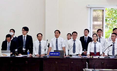 Hầu hết các luật sư, người bào chữa có mặt tại phiên tòa. Luật sư đề nghị tòa phối hợp với các cơ quan đưa vụ án ra xét xử nhịp nhàng để hạn chế việc phải hoãn tòa, gây bất tiện cho việc đi lại của rất nhiều người - Ảnh: BÁ SƠN Hầu hết các luật sư, người bào chữa có mặt tại phiên tòa. Luật sư đề nghị tòa phối hợp với các cơ quan đưa vụ án ra xét xử nhịp nhàng để hạn chế việc phải hoãn tòa, gây bất tiện cho việc đi lại của rất nhiều người - Ảnh: BÁ SƠN