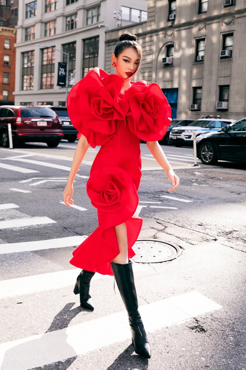 Dàn sao 'đỏ rực' dự show diễn của Đỗ Mạnh Cường tại Tuần lễ Thời trang New York - Ảnh 10. Người đẹp Trần Quyên diện đầm hoa 3D bất đối xứng, phối cùng boots da đen.