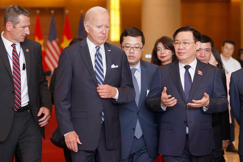 Chủ tịch Quốc hội Vương Đình Huệ hội kiến Tổng thống Mỹ Joe Biden - Ảnh 2. Chủ tịch Quốc hội Vương Đình Huệ và Tổng thống Mỹ Joe Biden trao đổi bên lề cuộc gặp tại Nhà Quốc hội ngày 11-9 - Ảnh: Quochoi.vn