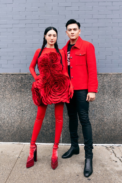 Diễn viên/người mẫu Lê Xuân Tiền (phải) kết hợp vest đỏ bằng vải tweed, phối cùng trang phục màu đen cá tính bên trong. Diễn viên/người mẫu Lê Xuân Tiền (phải) kết hợp vest đỏ bằng vải tweed, phối cùng trang phục màu đen cá tính bên trong.
